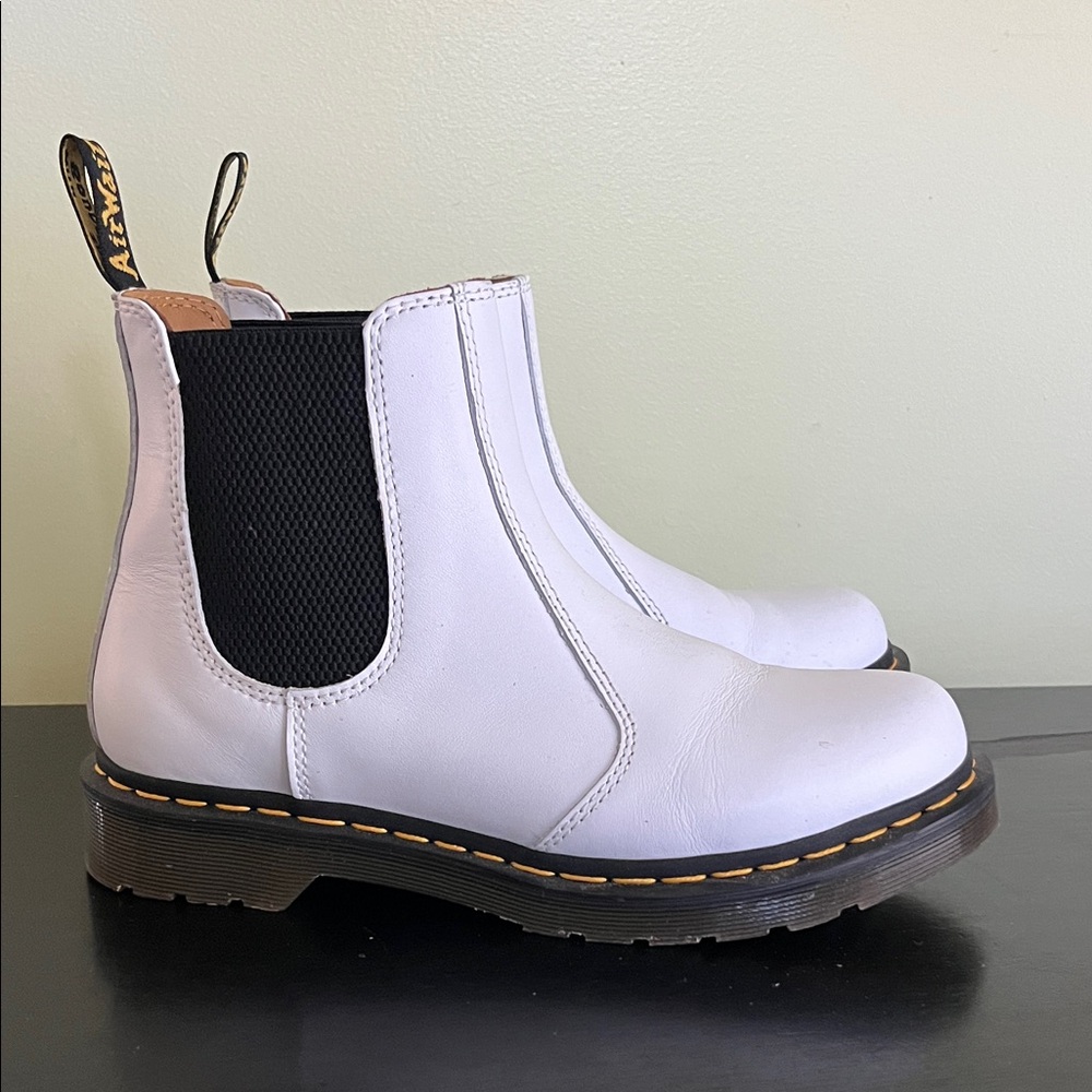 Dr. Martens 2976 Chelsea boots in white smooth leather